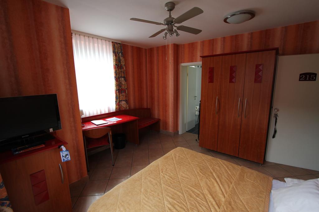 Hotel Mado Cologne Room photo