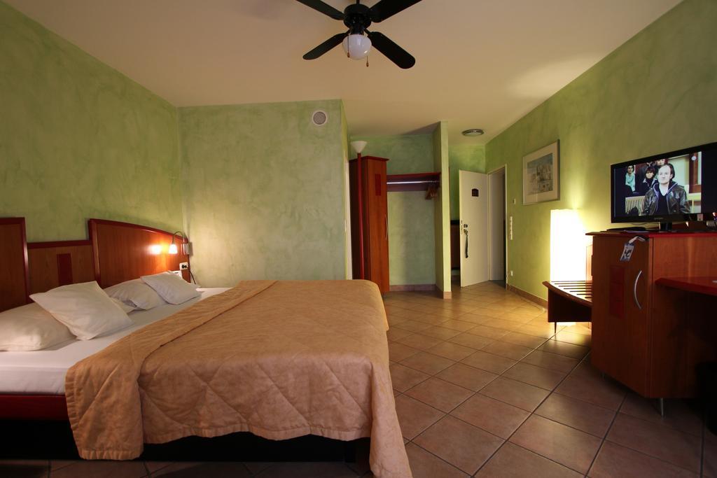 Hotel Mado Cologne Room photo